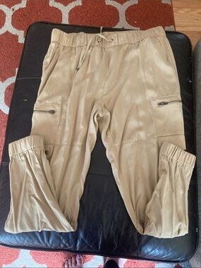 Banana Republic Women's Beige Cropped Cargo Joggers